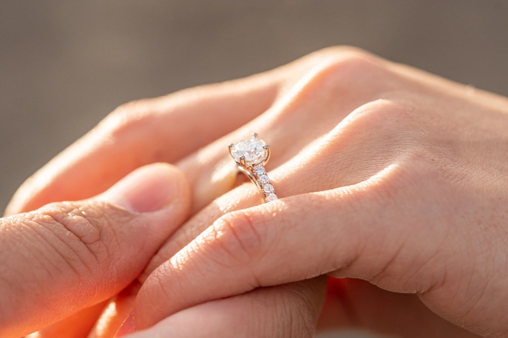 ring_hands1